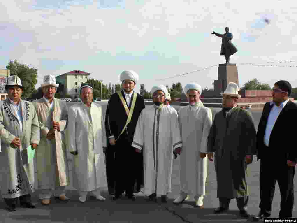 Muslim and Orthodox Christian religious leaders from Russia, Tajikistan, and Uzbekistan gather in Osh for the commemoration ceremony. The man in the middle with the black robe is Russian mufti Damir Mukhetdinov. To his direct left is Kyrgyz mufti Chubak-hajji Jalilov and Tajik mufti Mukkaram Abdukodirov Photo by RFE/RL's Daisy Sindelar 