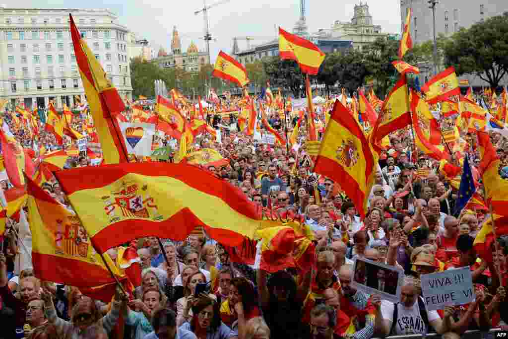 ШПАНИЈА - Десетици илјади луѓе излегоа на улиците на Барселона, на прославата на национален празник на Шпанија, отфрлајќи ја идејата на сепаратистичките лидери на Каталонија, кои бараат независност од Шпанија. Многумина учесници на собирот носеа шпански знамиња и извикуваа Да живее Шпанија и Да живее Кралот.