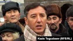 Лидер партии «Азат» Болат Абилов выступает на митинге в связи с событиями в Жанаозене. Алматы, 6 января 2012 года.