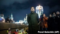 Илья Яшин у места, где был убит Борис Немцов