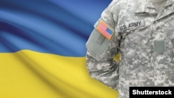 Американский военнослужащий на фоне государственного флага Украины