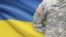 Американский военнослужащий на фоне государственного флага Украины