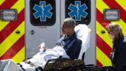 Медики доставляют пациента с подозрением на COVID-19 в госпиталь в Чикаго, США.