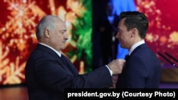 Лукашэнка ўручае мэдаль Францішка Скарыны Сяргею Гусачэнку
