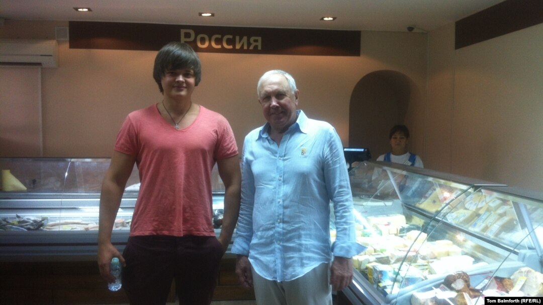 Dmitry Puchkin and his uncle are running the CIS Market store.
