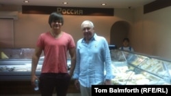 Директор магазина «СНГ Маркет» Дмитрий Пучкин (слева) вместе со своим дядей в открытом их семьей супермаркете. Москва, 12 сентября 2014 года.