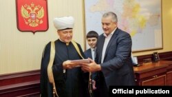 Сергей Аксёнов вручил председателю Духовного управления мусульман России орден «За верность долгу» 