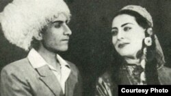 Aýdogdy Gurbanow (çepde) kompozitor Aman Agajykowyň “Sona” operasynda Annanyň rolunda. Çeşme: Türkmen-sowet ensiklopediýasy. 8-nji tom, 376-njy sahypa.