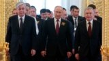 Президент Казахстана Касым-Жомарт Токаев, президент России Владимир Путин и президент Узбекистана Шавкат Мирзиёев (слева направо в первом ряду)