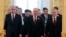 Президент Казахстану Касим-Жомарт Токаєв (зліва направо), президент Росії Володимир Путін і президент Узбекистану Шавкат Мірзійоєв прибули на робочий сніданок лідерів Співдружності незалежних держав у Москві, травень 2023 року
