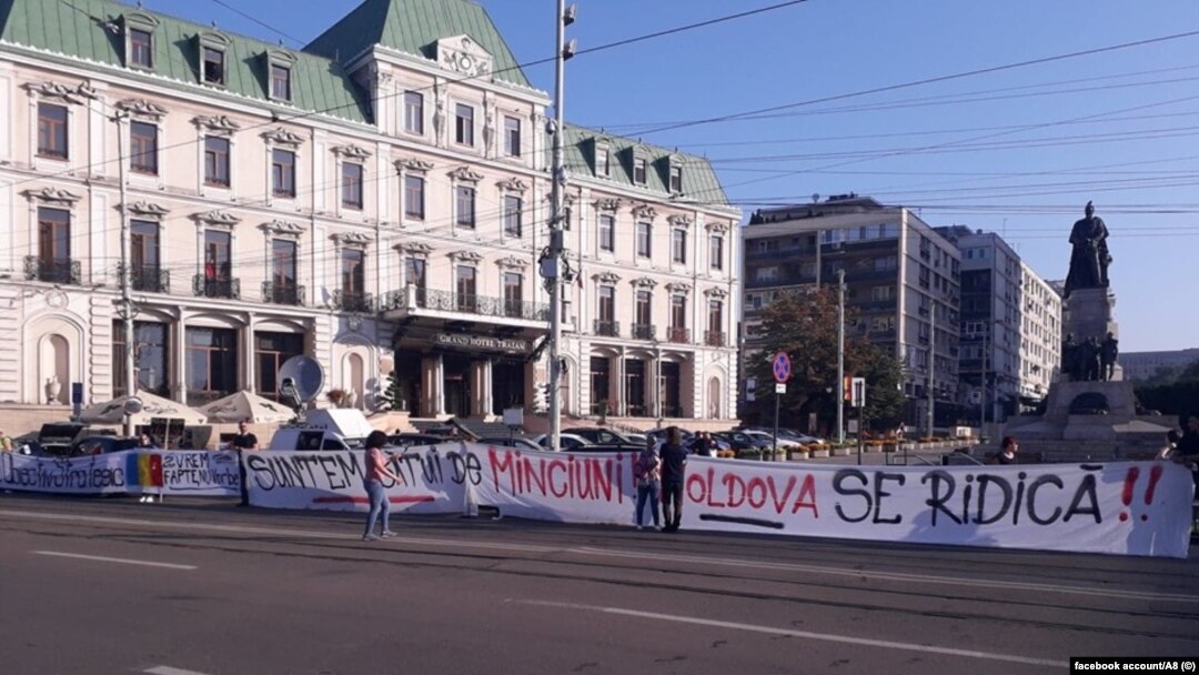 Un protest la Iași al organizațiilor civice care militează pentru construirea unei autostrăzi care să lege Moldova de restul țării
