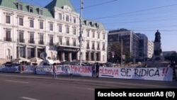 România: protest la Iași pentru începerea proiectului autostrăzii A8, autostrada „Unirii”, care ar lega Moldova de Transilvania și mai departe de restul UE, 10 august 2019. 