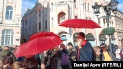 Crveni kišobrani na protestu u Novom Sadu, 1. decembar 2024.