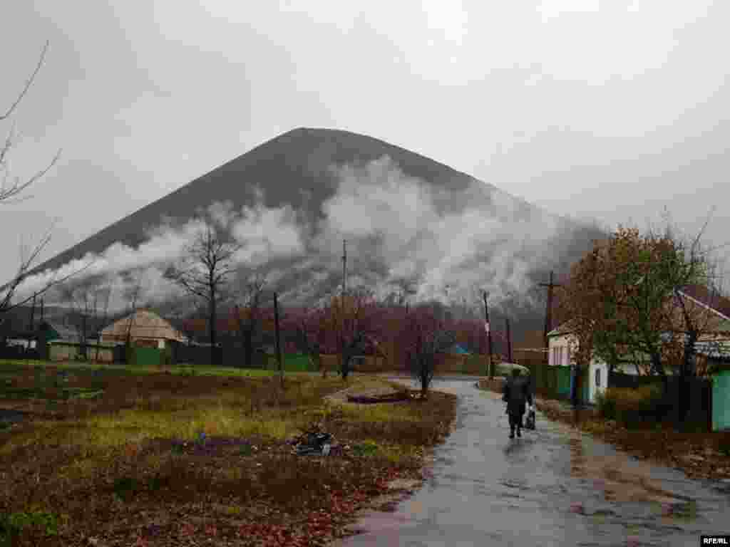 Гараць тэрыконы ў Луганскай вобласьці.