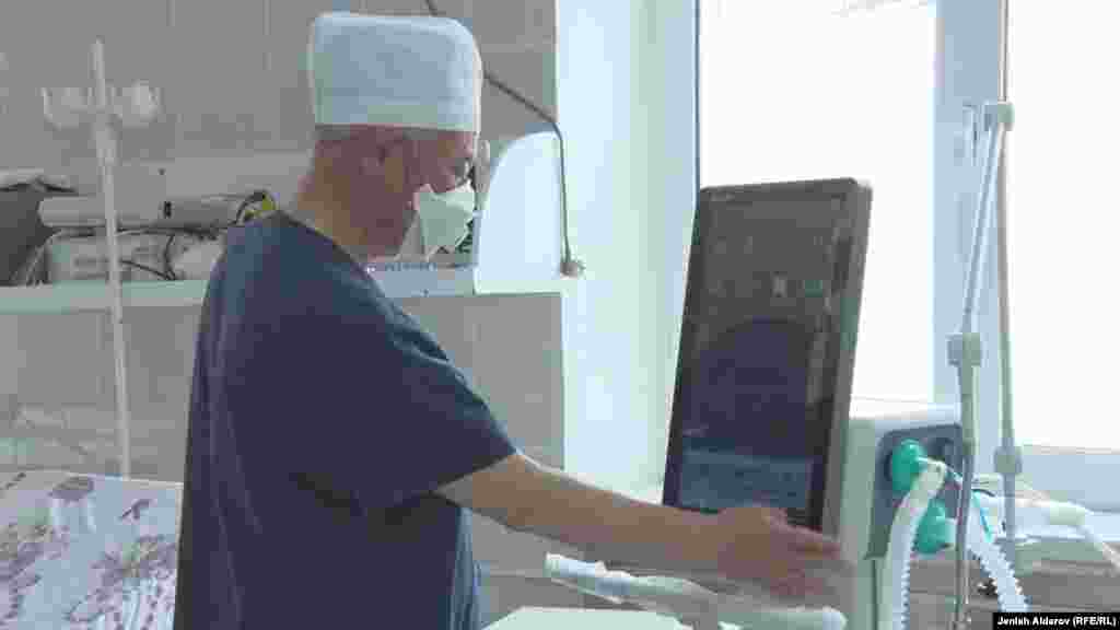 Отделению реанимации Баткенской областной больницы меценаты подарили новый аппарат искуственной вентиляции легких (ИВЛ). На фото - заведующий отделением Рустам Хусеинов.