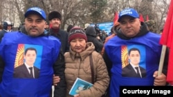 Азиза Абирасулова Садыр Жапаровду колдоо митингинде. Архивдик сүрөт.