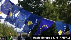 Zastave EU i Kosova u Prištini