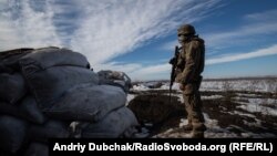 Український військовий на передовій поблизу КПВВ «Грутове», 20 лютого 2020 року