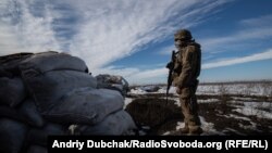 На блокпосту неподалеку от Викторовки военный обстрелял автомобиль, который не остановился по требованию и после предупредительного выстрела: водитель умер, пассажир ранен – штаб ООС