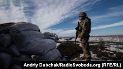 Український військовий на передовій поблизу КПВВ Грутове, лютий 2020 року
