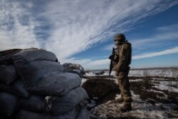 Український військовий на передовій позиції ЗСУ поблизу КПВВ «Гнутове»