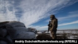 Український військовий на передовій поблизу КПВВ «Гнутове», лютий 2020 року