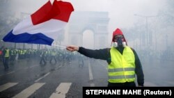 Падчас адной з акцый пратэсту супраць павышэньня цэнаў на паліва, 1 сьнежня 2018 году