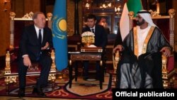 Президент Казахстана Нурсултан Назарбаев (слева) с эмиром Дубая шейхом Мохаммедом бен Рашид Аль Мактумом (справа) в Дубае.
