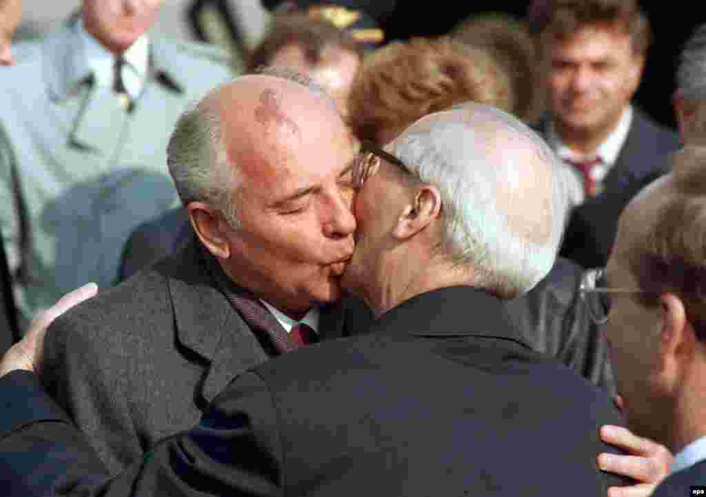 Gorbachev duke përqafuar udhëheqësin e Gjermanisë Lindore, Erich Honecker, pas mbërritjes në Berlinin Lindor, për ceremonitë e 6 tetorit 1989, për shënimin e përvjetorit të 40-të të themelimit të Republikës Demokratike Gjermane. Një muaj më vonë, Muri i Berlinit ra dhe gjermanolindorët vërshuan drejt Gjermanisë Perëndimore.