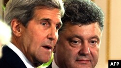 Ukrainian President Petro Poroshenko (right) and U.S. Secretary of State John Kerry (file photo)