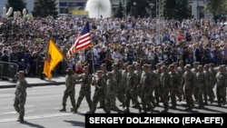 Военное подразделение США марширует в Киеве во время празднования Дня независимости. Киев, 24 августа 2018 года.