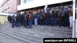 Сотрудники Метрополитена проводят акцию протеста против обязательных накопительных пенсионных выплат, Ереван, 12 февраля 2014 г.