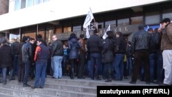 Акция протеста перед центральным офисом Ереванского метрополитена, 12 февраля 2014 г.
