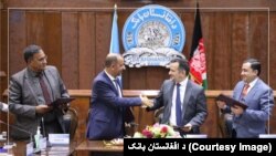 تفاهم‌نامه تسهیل روند بازپرداخت قرضه برای صنعت‌گران، بازرگانان، کشاورزان و دکان‌داران میان د افغانستان بانک و مسوولان اتاق صنایع و معادن