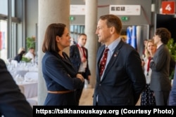 Сьвятлана Ціханоўская і міністар замежных спраў Прольшчы Радаслаў Сікорскі на Канфэрэнцыі па аднаўленьні Ўкраіны (URC 2026) у Гданьску, Польшча, 25 чэрвеня 2026