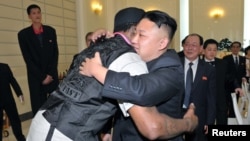 Ким Чен Ын приветствует Денниса Родмана в Пхеньяне в феврале прошлого года
