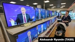  Россия, Рязань. В магазине бытовой техники во время ежегодной специальной телепрограммы "Прямая линия с Владимиром Путиным"
