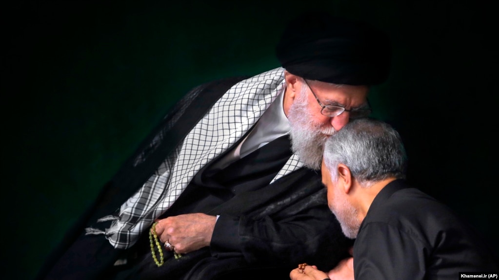 علی خامنه‌ای رهبر جمهوری اسلامی و قاسم سلیمانی، فرمانده پیشین نیروی قدس سپاه پاسداران