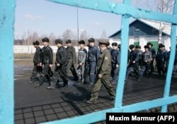 Foglyok sétálnak a Mordvin Köztársaságban, Moszkvától 650 kilométerre keletre