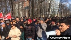 Митинг сторонников депутата парламента Алмамбета Шыкмаматова у здания ГКНБ Кыргызстана. Бишкек, 24 февраля 2017 года.