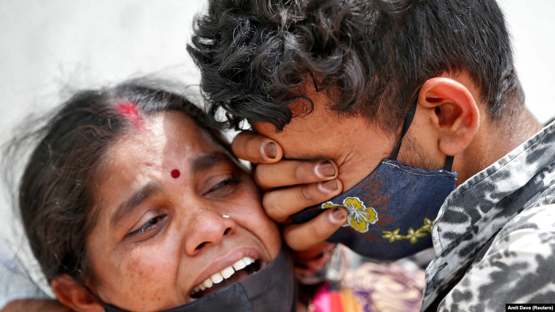 O femeie din Ahmedabad, India, în apropierea spitalului COVID în care a murit soțul ei. 20 aprilie 2021.