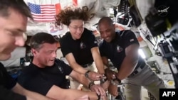 Captură de ecran dintr-o transmisiune live NASA, înfățișând astronauții Artemis II, Jeremy Hansen, Reid Wiseman, Christina Koch și Victor Glover cum își sincronizează ceasurile la bordul navei Orion, pe 6 aprilie 2026.