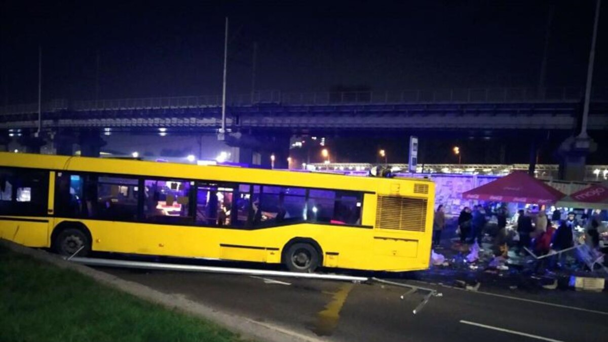 v-kieve-avtobus-vyehal-na-peshehodnuyu-zonu-pogib-chelovek В Киеве автобус выехал на пешеходную зону, погиб человек