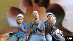 Сүрөттө: балдар Бишкек мечитинде намаз окуп жатышат.