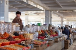 Prodavci na pijaci u Samarkandu