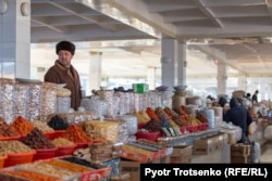 Городской базар в Самарканде. Узбекистан, 29 ноября 2019 года.