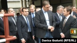 Premijer Aleksandar Vučić i vlasnik kompanije "Sisu automobili" Tim Korhonen u poseti FAP-u prošle godine