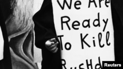 Pancartă la o demonstrație din 1989 împotriva așa-numitei blasfemii a scriitorului Salman Rushie