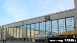 Латвія, Рига – залізничний вокзал столиці, напис дублюється латвійською, російською та англійською мовами