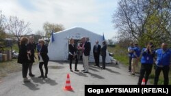 Участники переговоров продолжили общение в неофициальной обстановке в разбитой неподалеку палатке, где был накрыт стол с осетинскими и грузинскими национальными блюдами